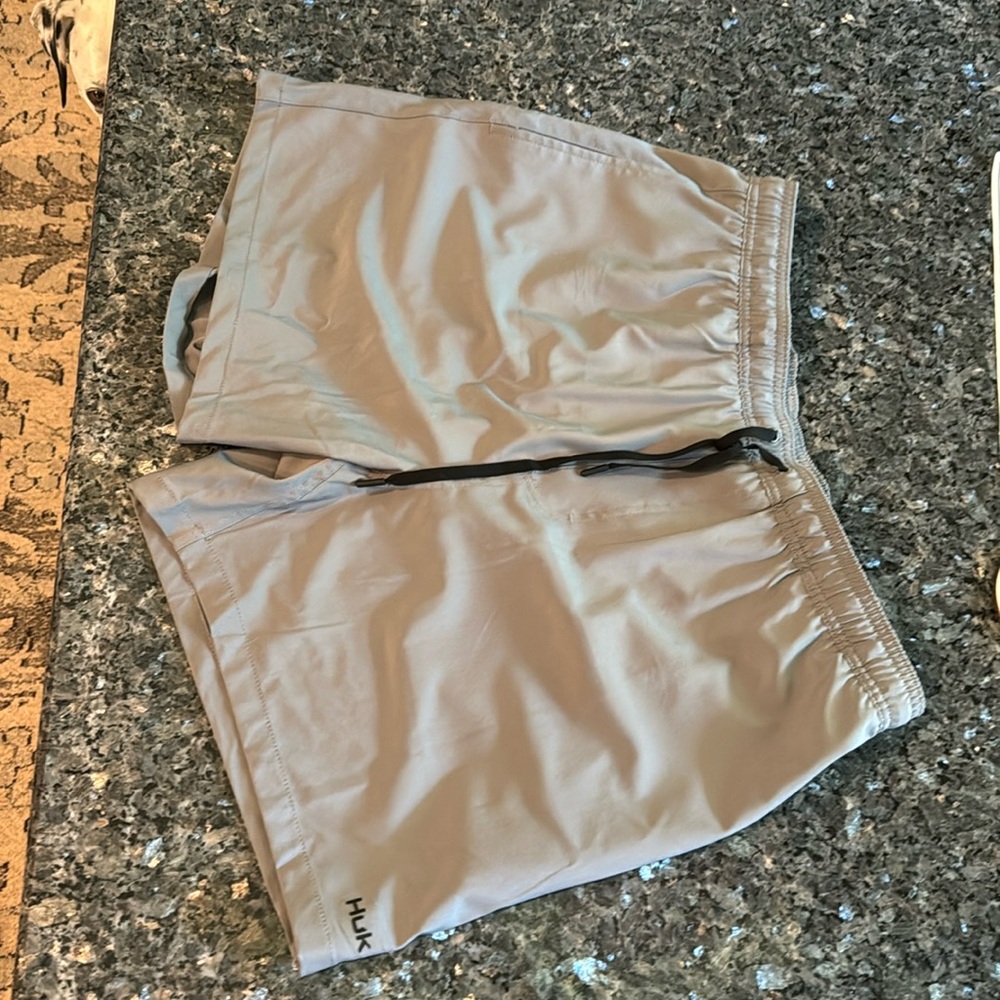 XL HUK 5.5” inseam 4 pocket “Pursuit Volley” men’s shorts mesh lined NWT